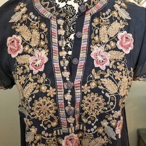 JOHNNY WAS FLORAL EMBROIDERED TUNIC SHORT SLEEVED TOP GRAY PINK FLOWERS XS